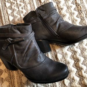 Baretraps bootie size 7M Gray